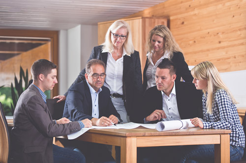 Bruno Bohrer mit der Familie am Planungstisch